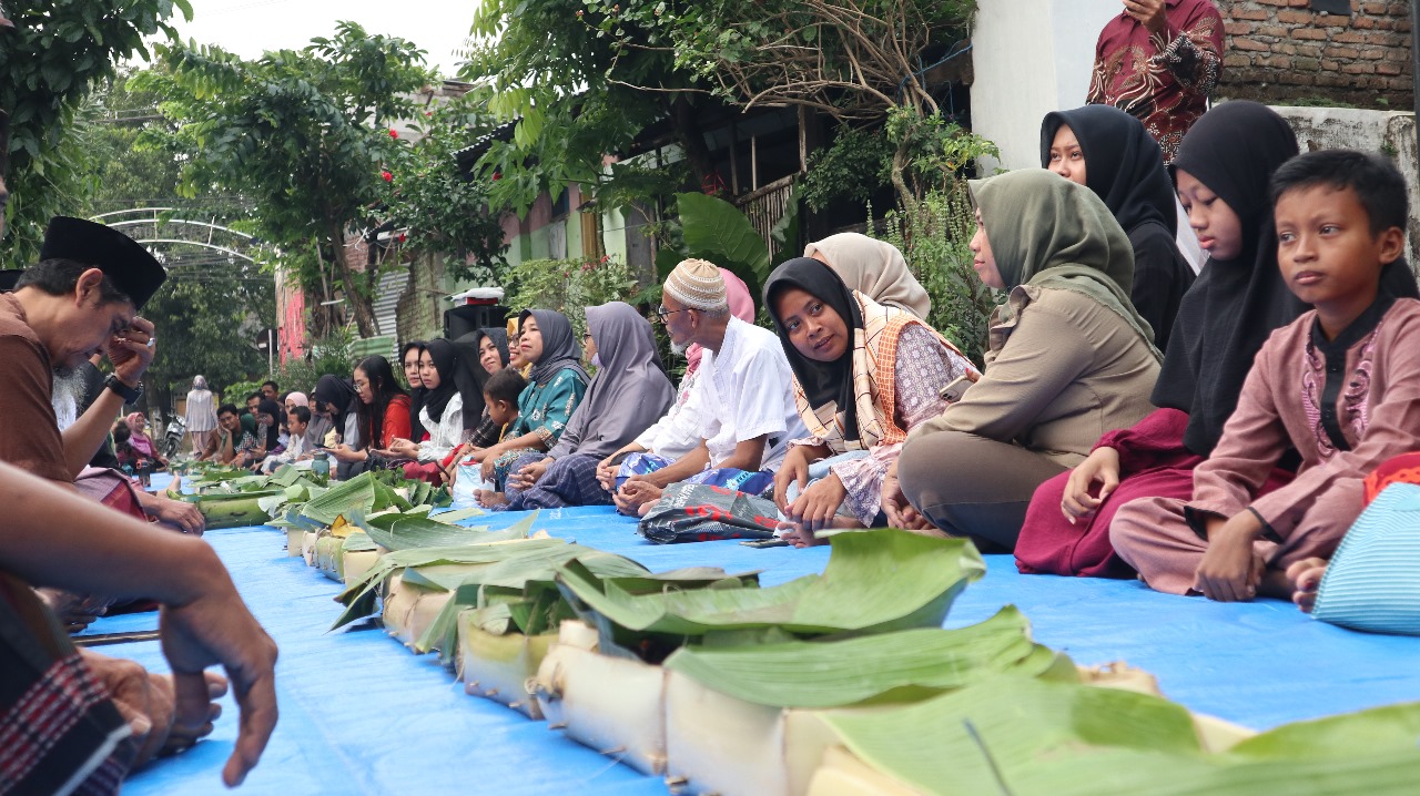 Suasana Barikan warga Kelurahan Mojoroto, Kecamatan Mojoroto, Kota Kediri.