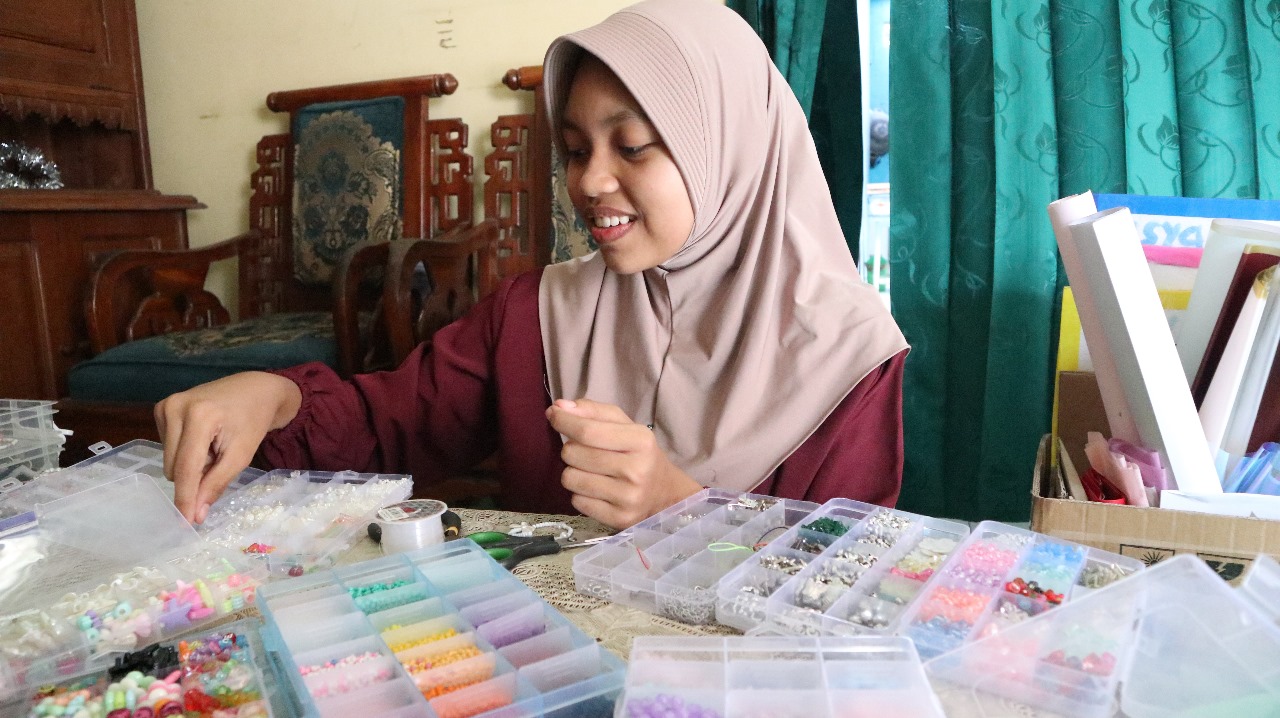 Reva menunjukkan karya kerajinan tangannya yang sudah layak jual. Gadis ini bisa mendulang pendapatan dari hobinya tersebut.