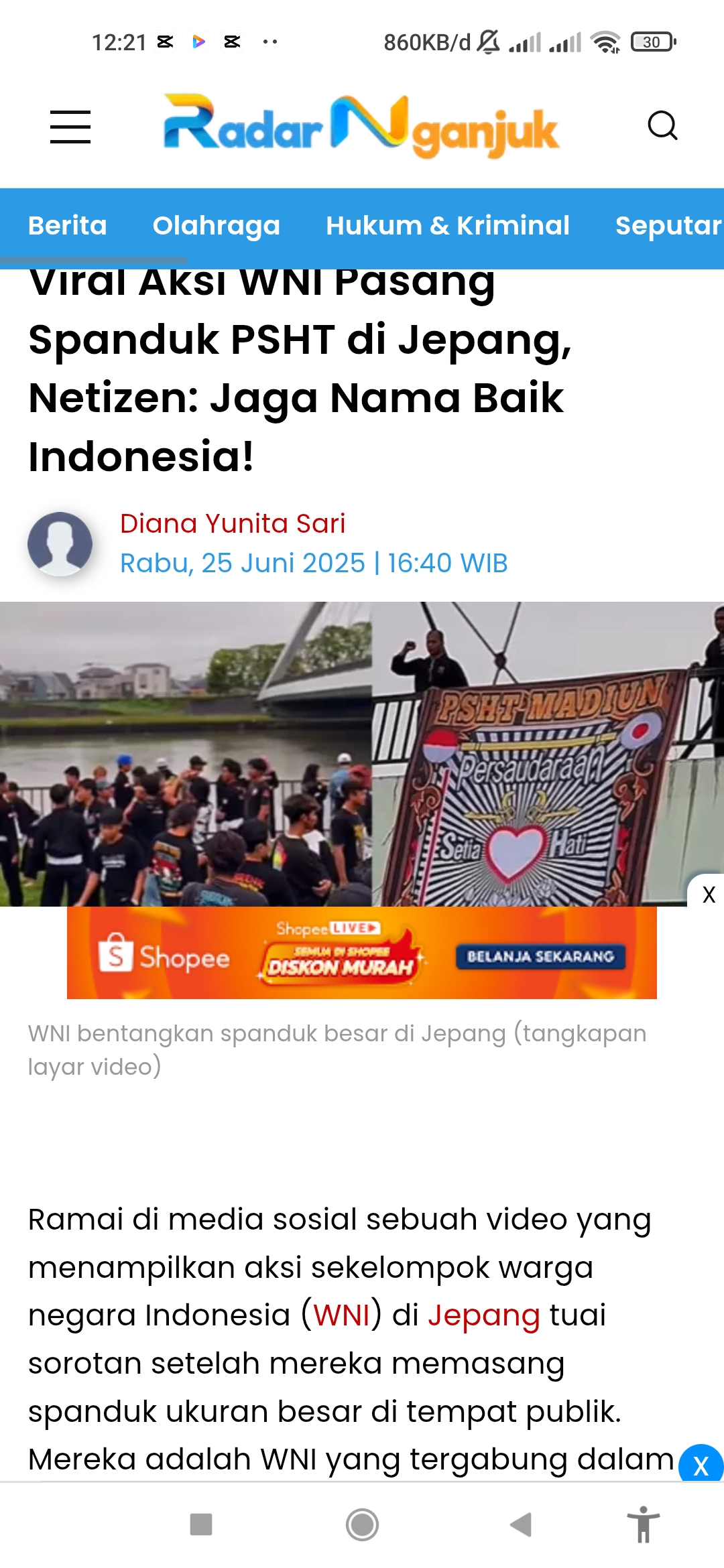 Potret anggota PSHT bentangkan spanduk di Jepang