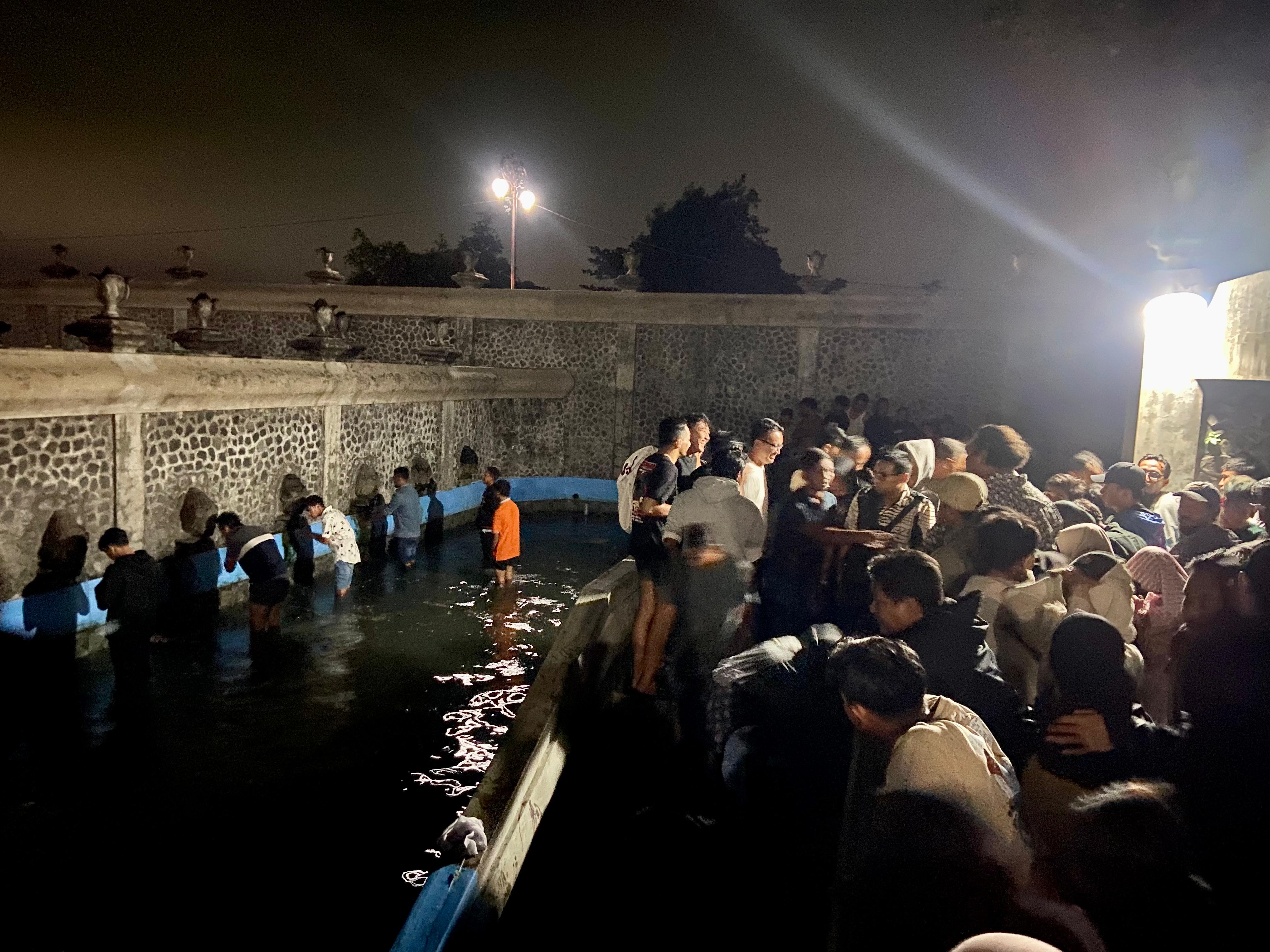 Suasana Sendang Tirta Kamandanu saat malam 1 Sura.