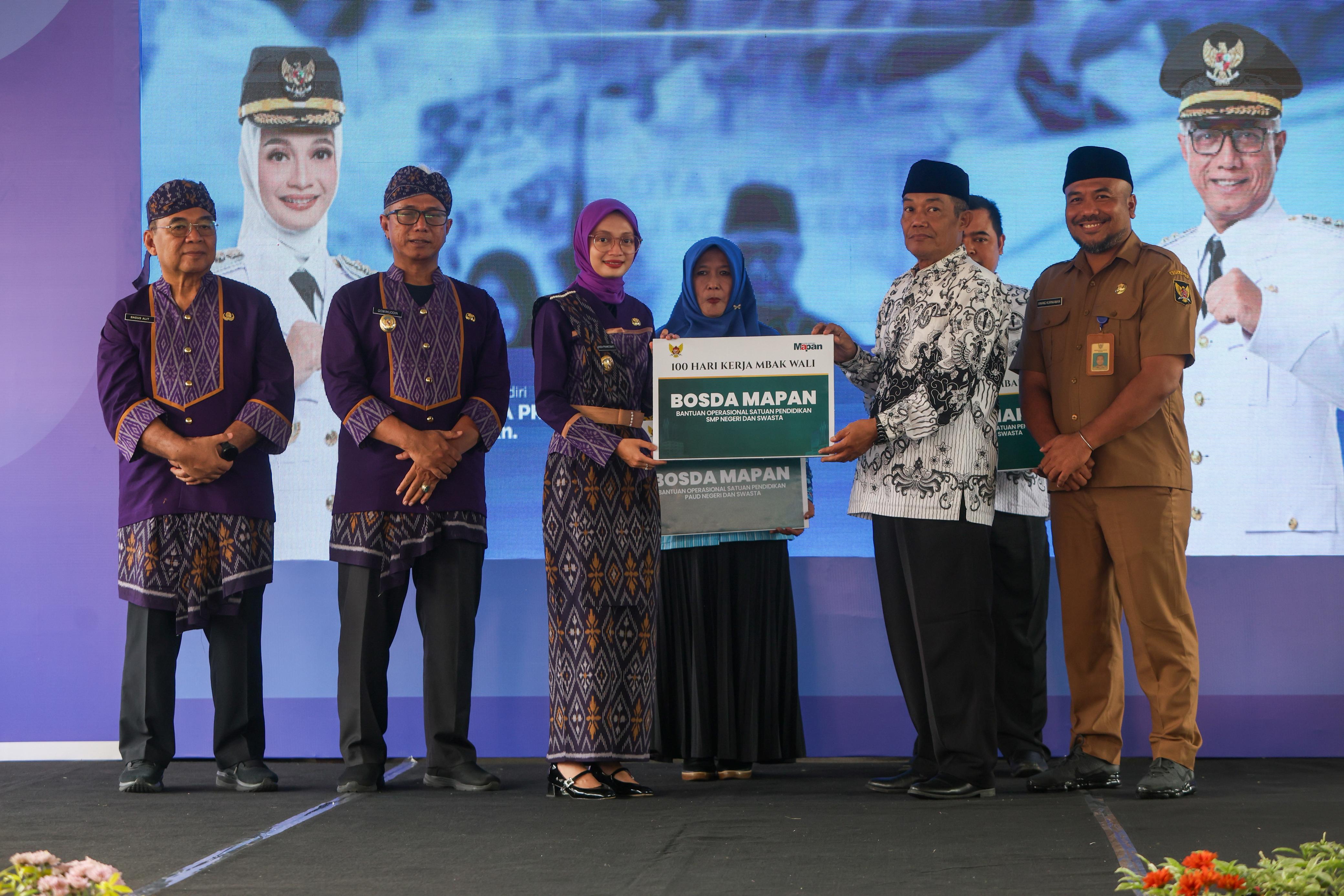 Wali Kota Vinanda (tiga dari kiri) memberikan beasiswa bagi warga Kota Kediri.