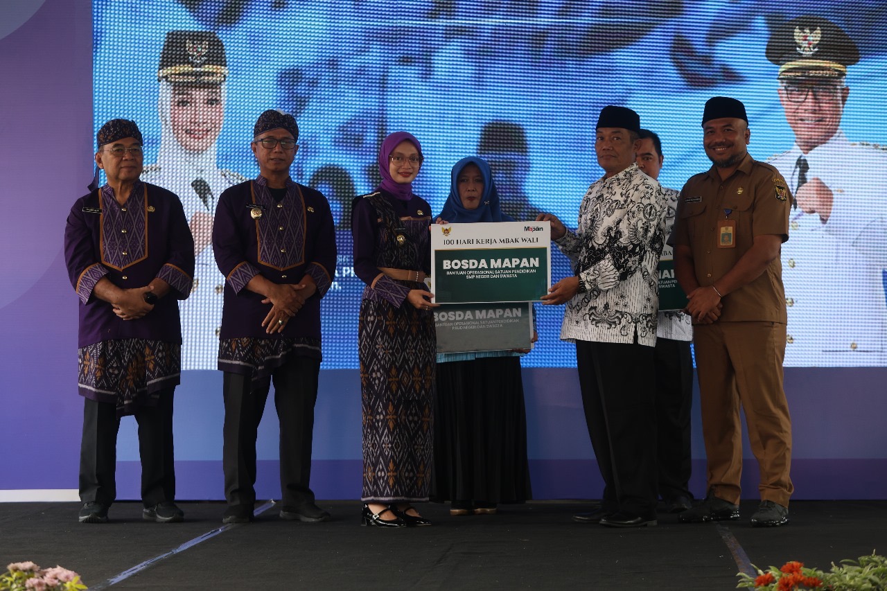 Wali Kota Kediri Vinanda Prameswati menyerahkan BOSDa MAPAN secara simbolis kepada perwakilan kelas didampingi Kepala Dinas Pendidikan M. Anang Kurniawan (kanan).