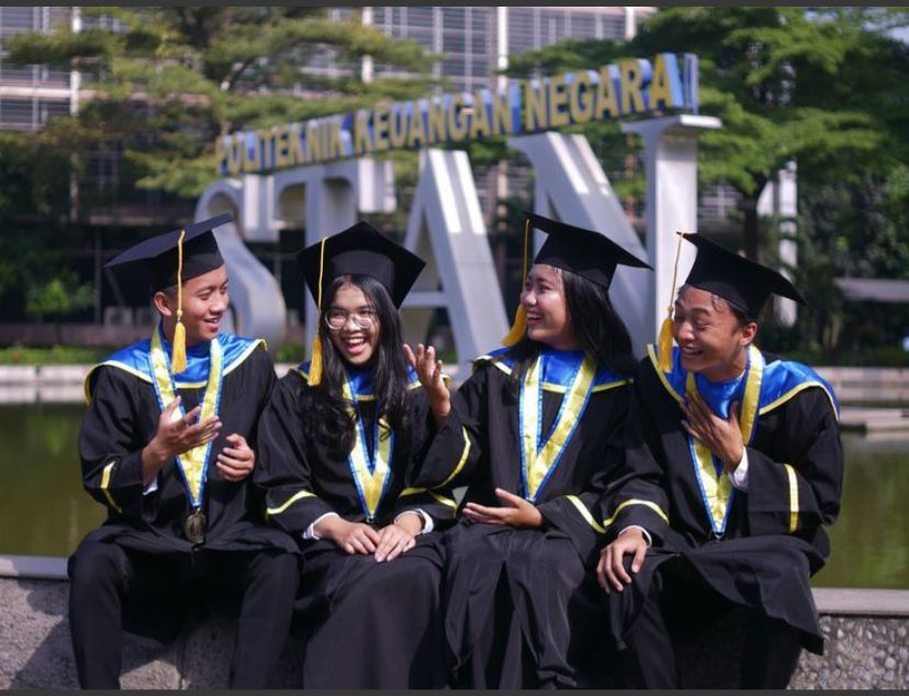 Mahasiswa PKN STAN saat wisuda. Tahun ini buka ribuan formasi di tengah ketidakjelasan CPNS 2025.