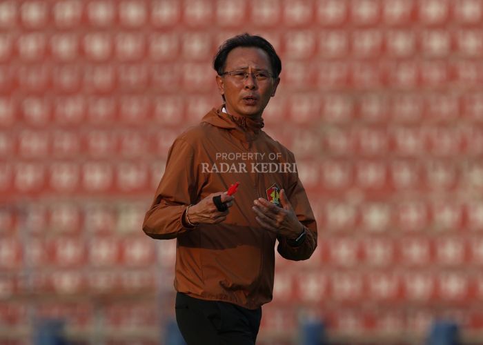 Coach Ong Kim Swee memimpin latihan Persik Kediri.