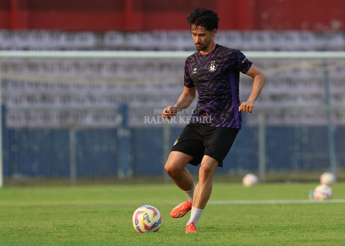 Gavin Kwan Adsit berlatih di Stadion Brawijaya Kediri.