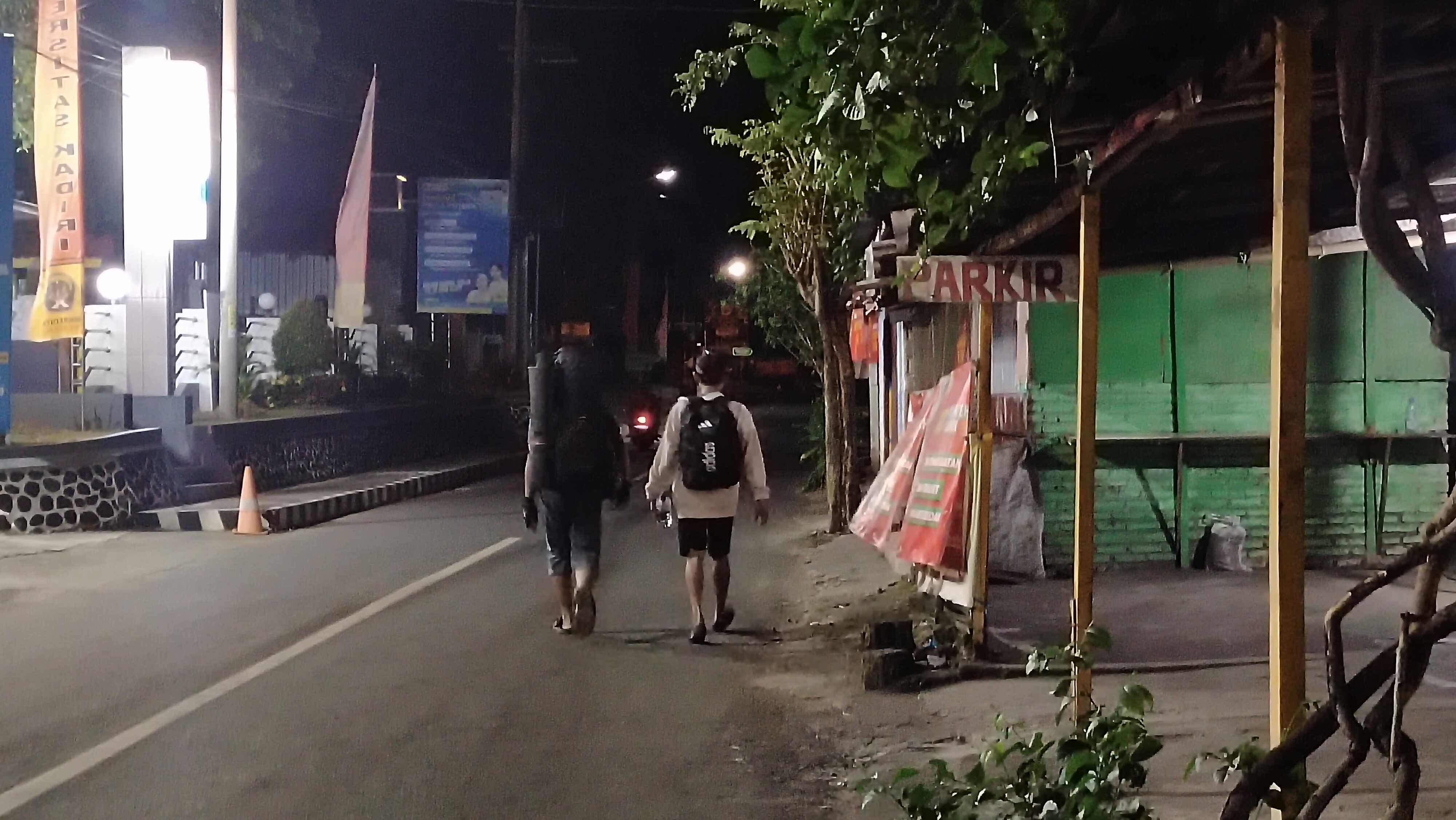 Orang mendaki malam Gunung Klotok