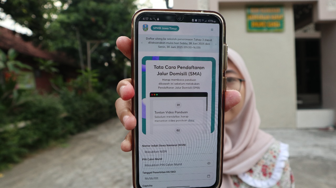 Warga menunjukkan website SPMB SMA/SMK. Pengumuman jalur domisili bisa dibuka mulai pukul 08.00 pagi ini.