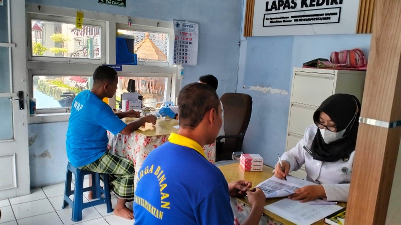 Petugas memeriksa kondisi kesehatan para narapidana dan tahanan di Lapas Kelas II A Kediri untuk deteksi dini penyakit human immuno virus (HIV).