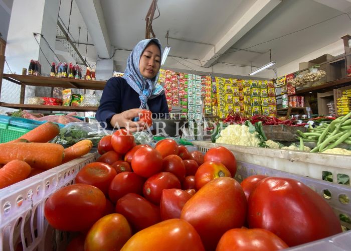 MELONJAK: Pedagang Pasar Setoobetek Kota Kediri menimbang tomat.