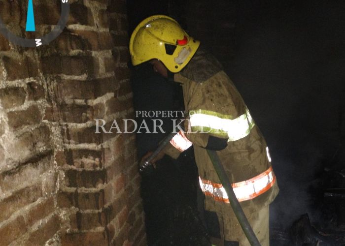 PADAM: Petugas Damkar menyemprotkan air yang sempat membara di dapur rumah korban.