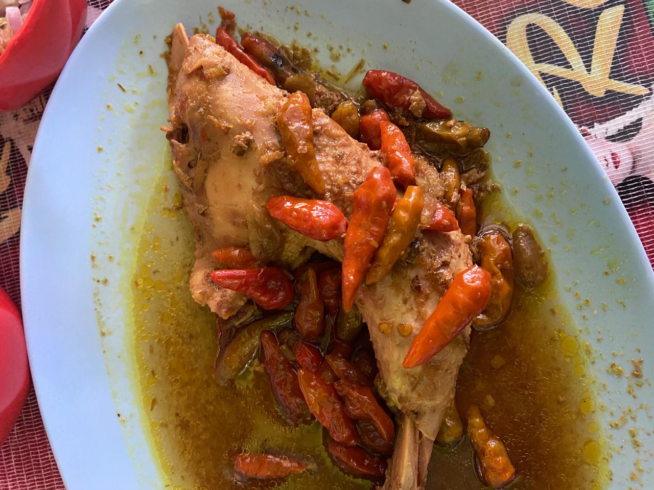 5 warung ayam betutu paling direkomendasikan di Banyuwangi salah satunya Ayam Betutu Mbak Timah.