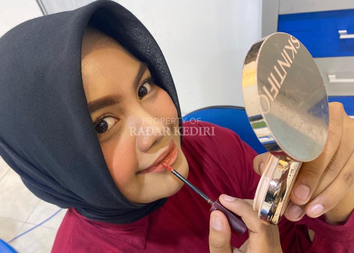 SEGAR: Penggunaan gradasi lipstik.