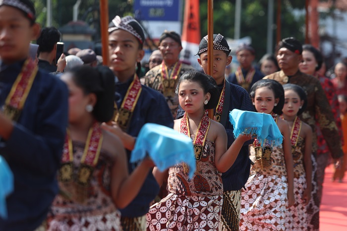Masyarakat Kabupaten Kediri saat menjalani ritual Suroan.