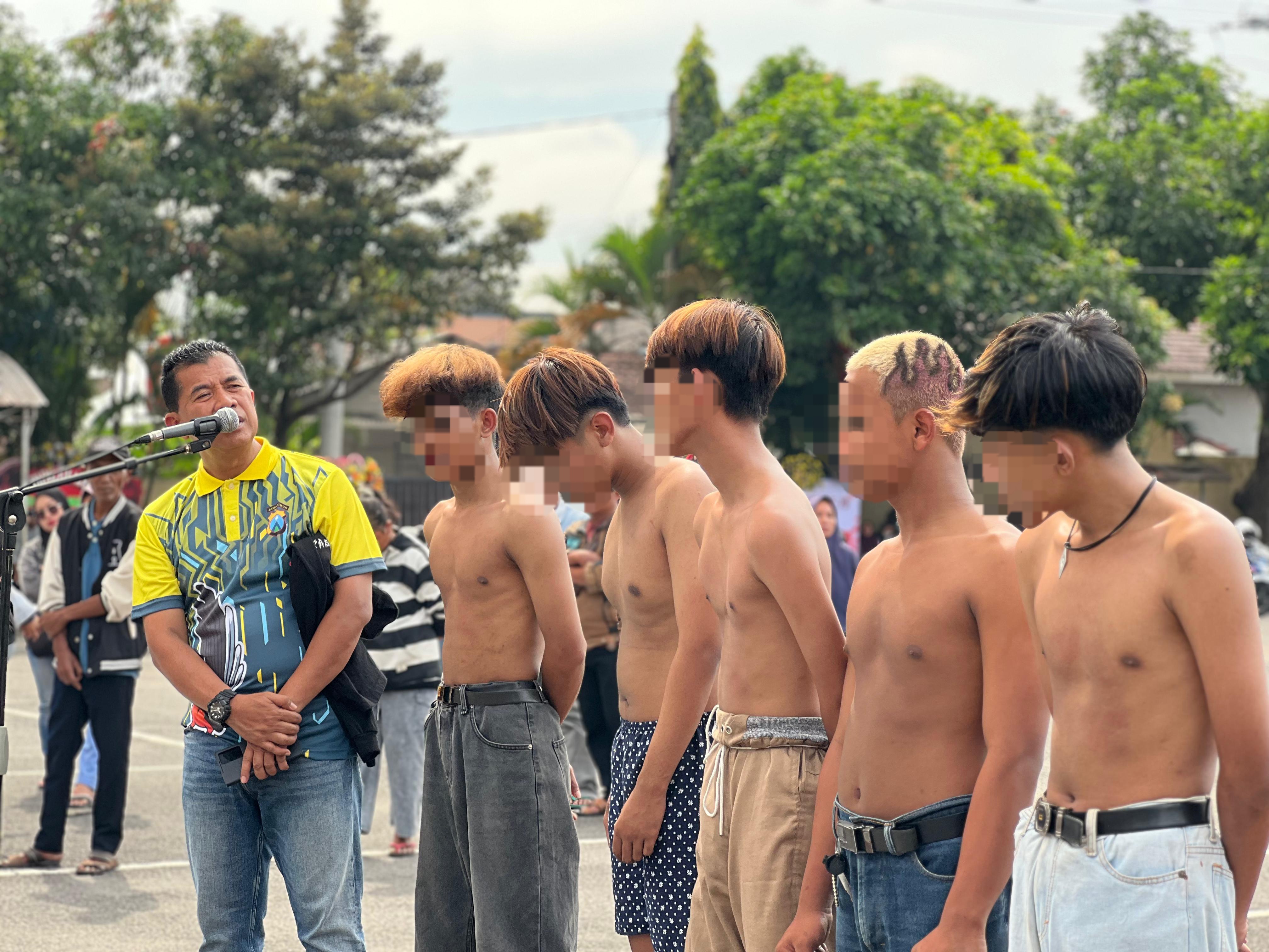 Wakapolres Kediri Kompol Hari Kurniawan menginterogasi oknum perguruan silat yang diamankan petugas.