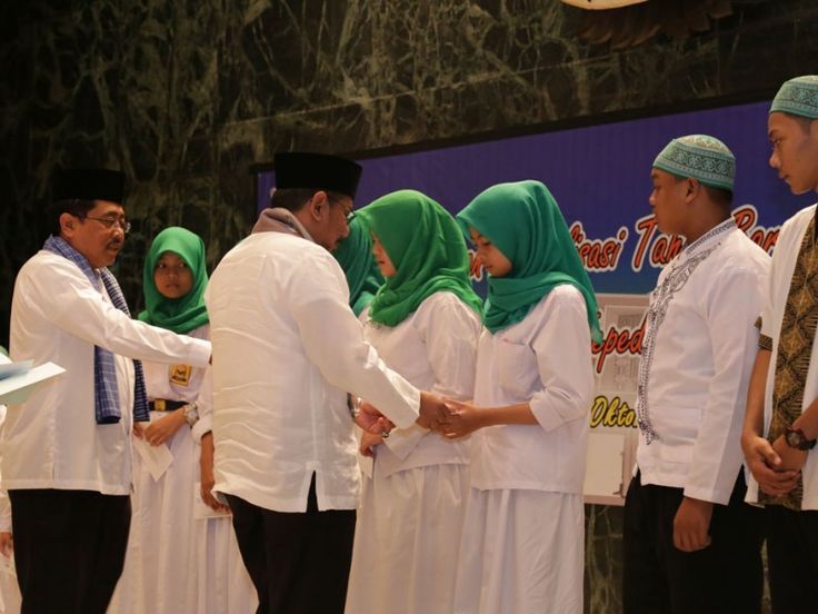Ilustrasi menyantuni anak yatim.