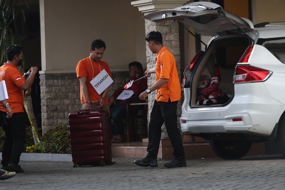 Terdakwa Antok saat memeragakan membawa koper merah yang berisi tubuh korbannya yang telah di mutilasi, saat rekonstruksi 27 Februari 2025 silam.