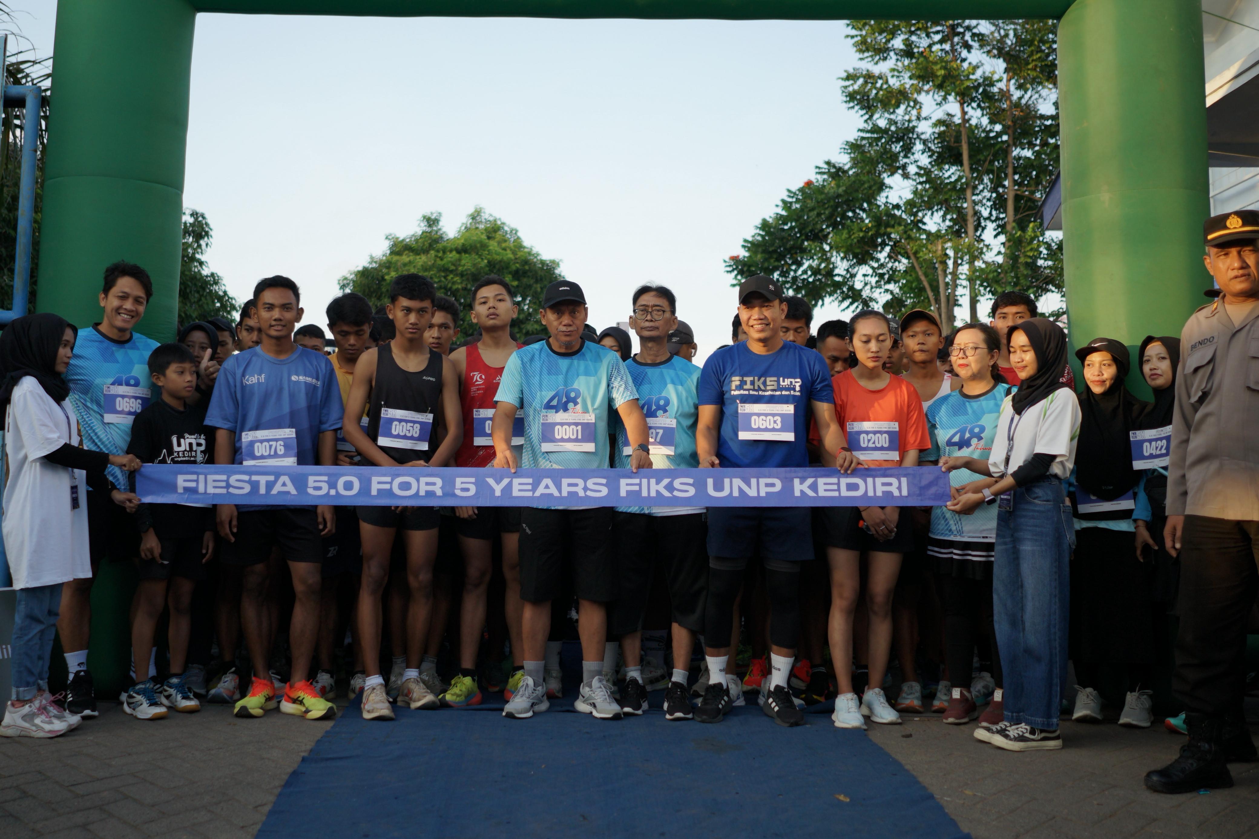 Rektor UNP Kediri Dr. Zainal Afandi, M.Pd. tengah bersama ratusan runners siap memulai berlari 5K di Dies Natalis FIKS UNP, Minggu (29/6).