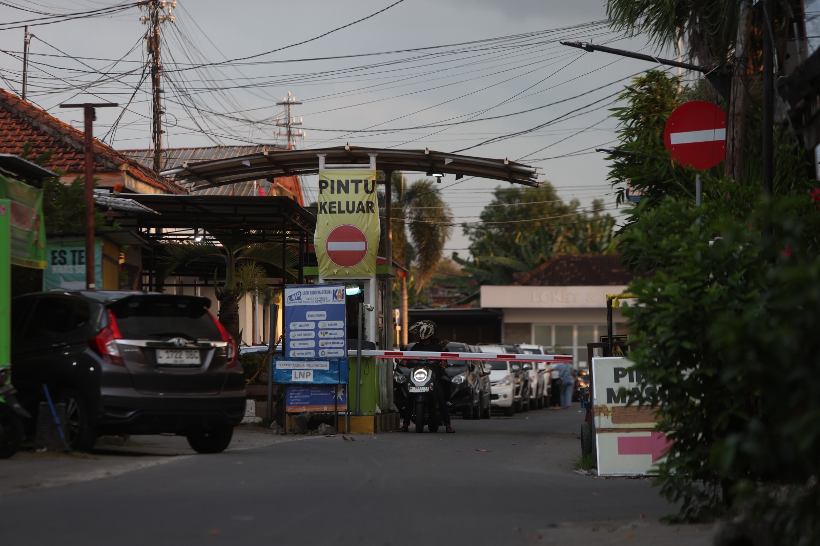 TINJAU ULANG: Situasi di Stasiun Kediri.