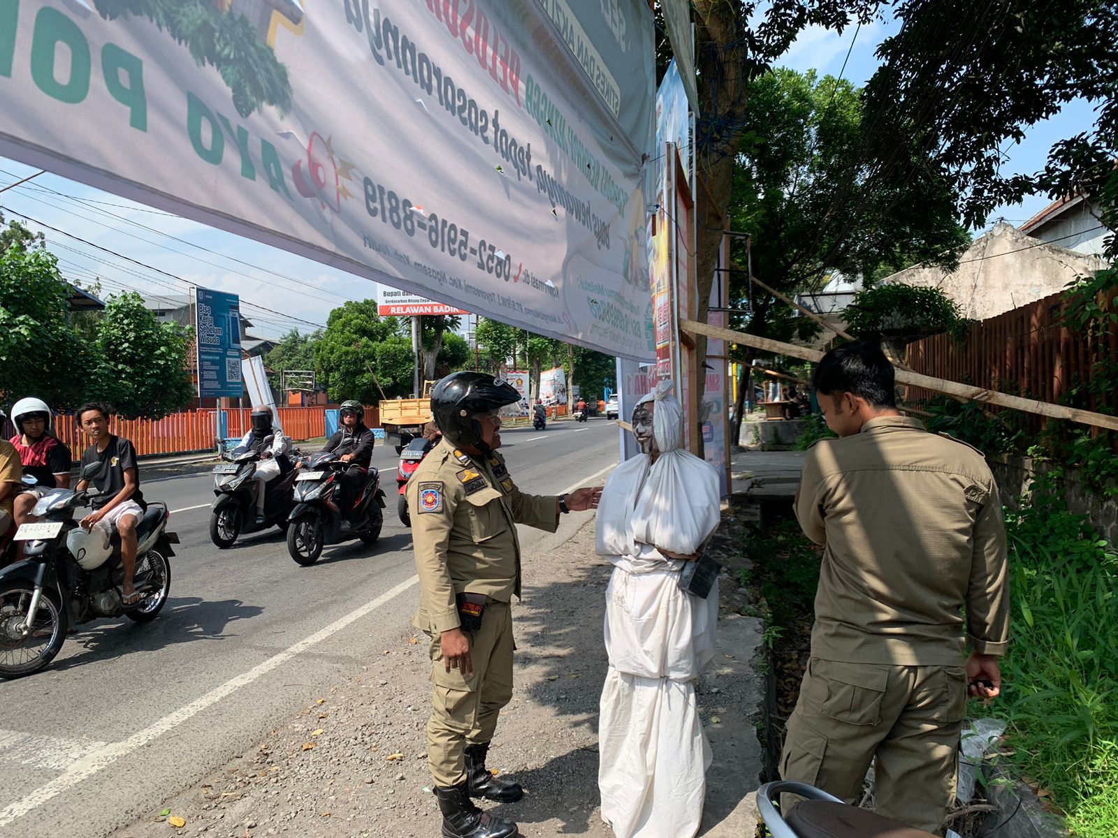 Petugas Satpol PP Kabupaten Kediri menangkap pocong di dekat SLG Kediri.