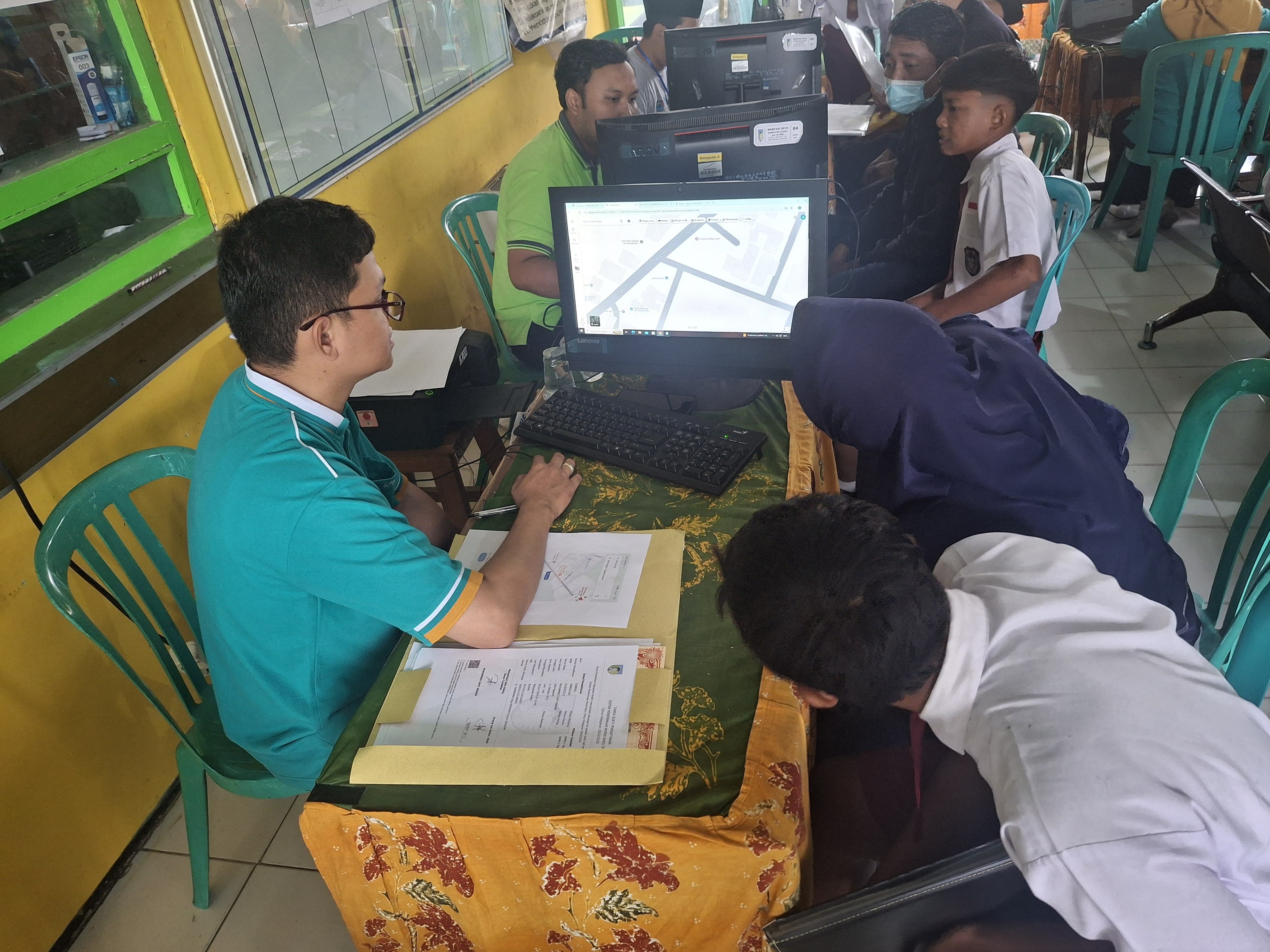 Siswa menunjukkan foto lokasi rumah dan titiknya di map dalam pendaftaran jalur domisili SMP di SMPN 1 Ngasem kemarin (30/6).