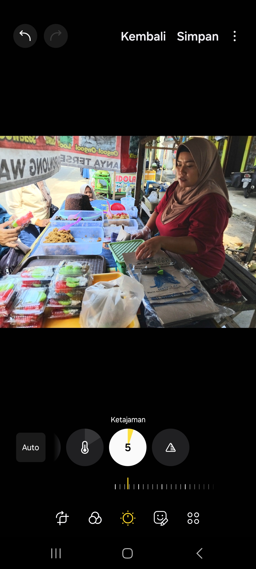 Jajanan tradisional Bu Nunung di Gronjong Wariti