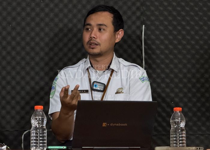 BERI PERINGATAN: Satria, ASN BMKG Bandara Dhoho Kediri memberikan keterangan saat diskusi anomali cuaca di Kantor Jawa Pos Radar Kediri.