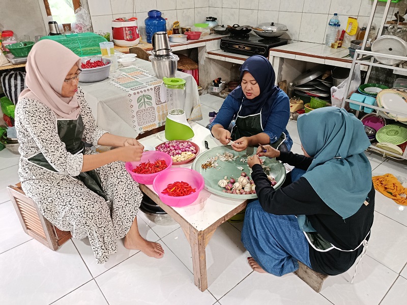 Kelompok Tani Wanita (KWT) Lestari Kelud sedang membuat  sambal