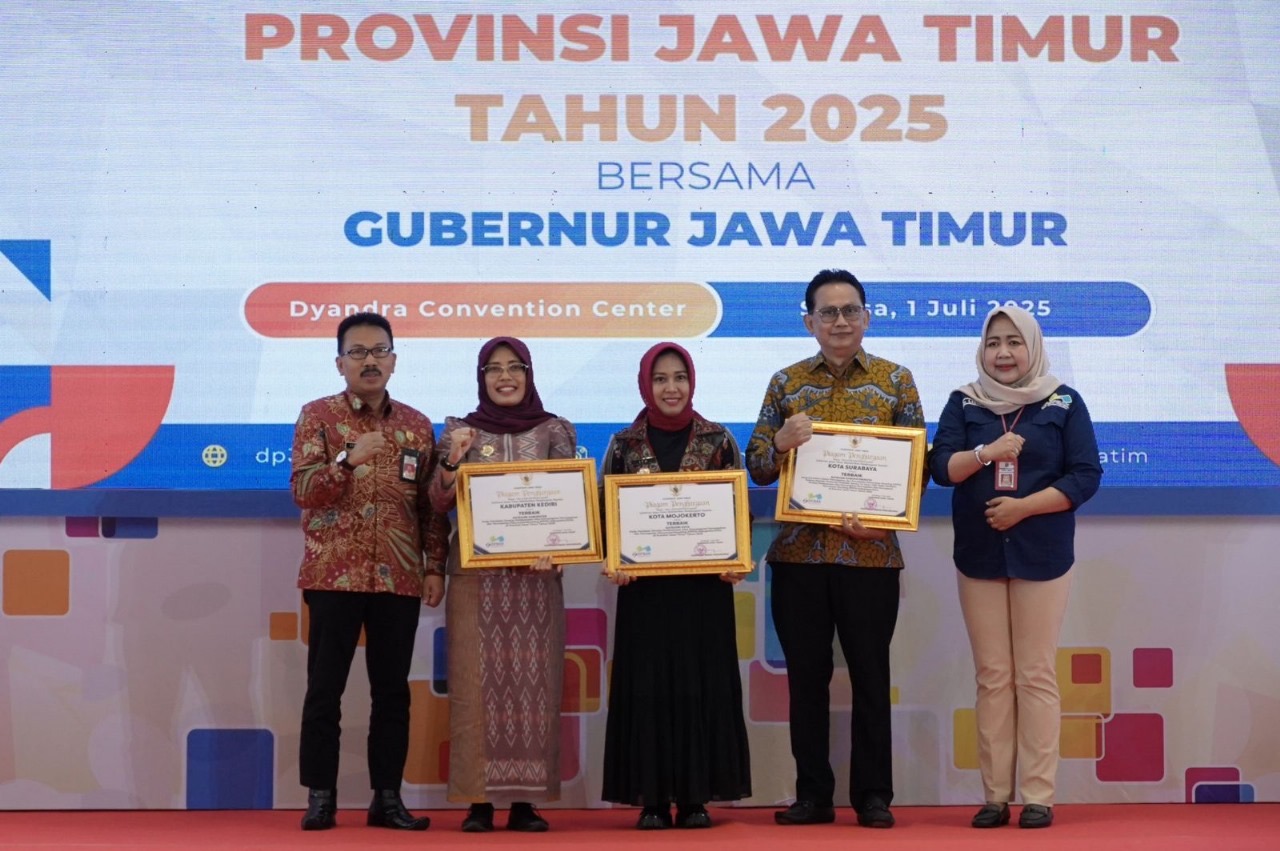 Mbak Dewi (2 dari kiri) bersama perwakilan Pemkot Mojokerto dan Pemkot Surabaya yang meraih penghargaan dalam penanganan stunting di Jatim (1/7).