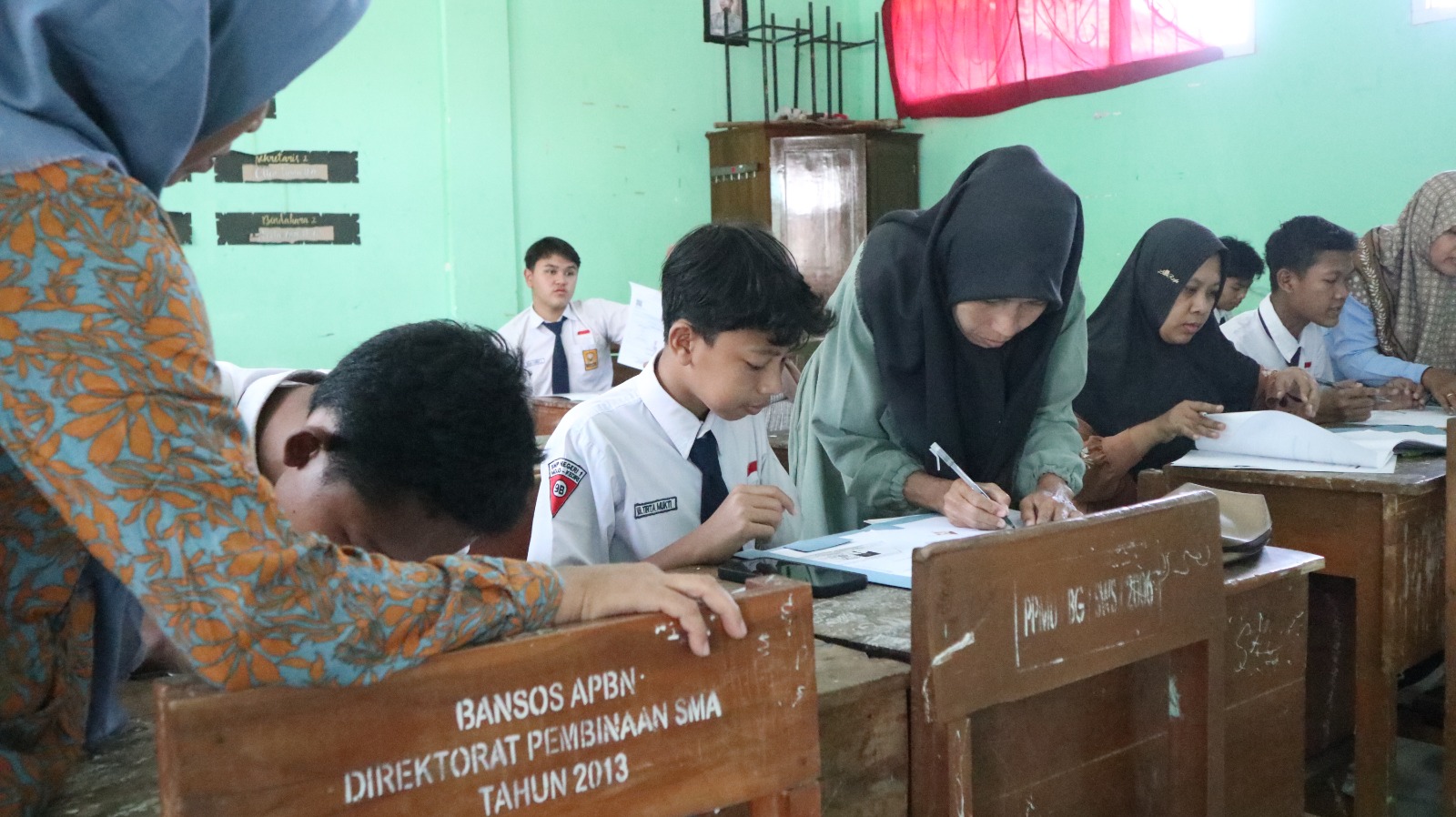 Sejumlah siswa yang sedianya daftar ulang di SMAN 1 Mojo harus menunggu pengumuman lebih lanjut setelah ada pemberitahuan sistem SPMB direset kemarin.