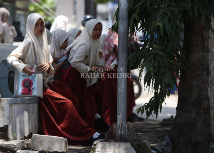 PULANG SEKOLAH: Ilustrasi siswa SMAN 1 Kediri sepulang sekolah.