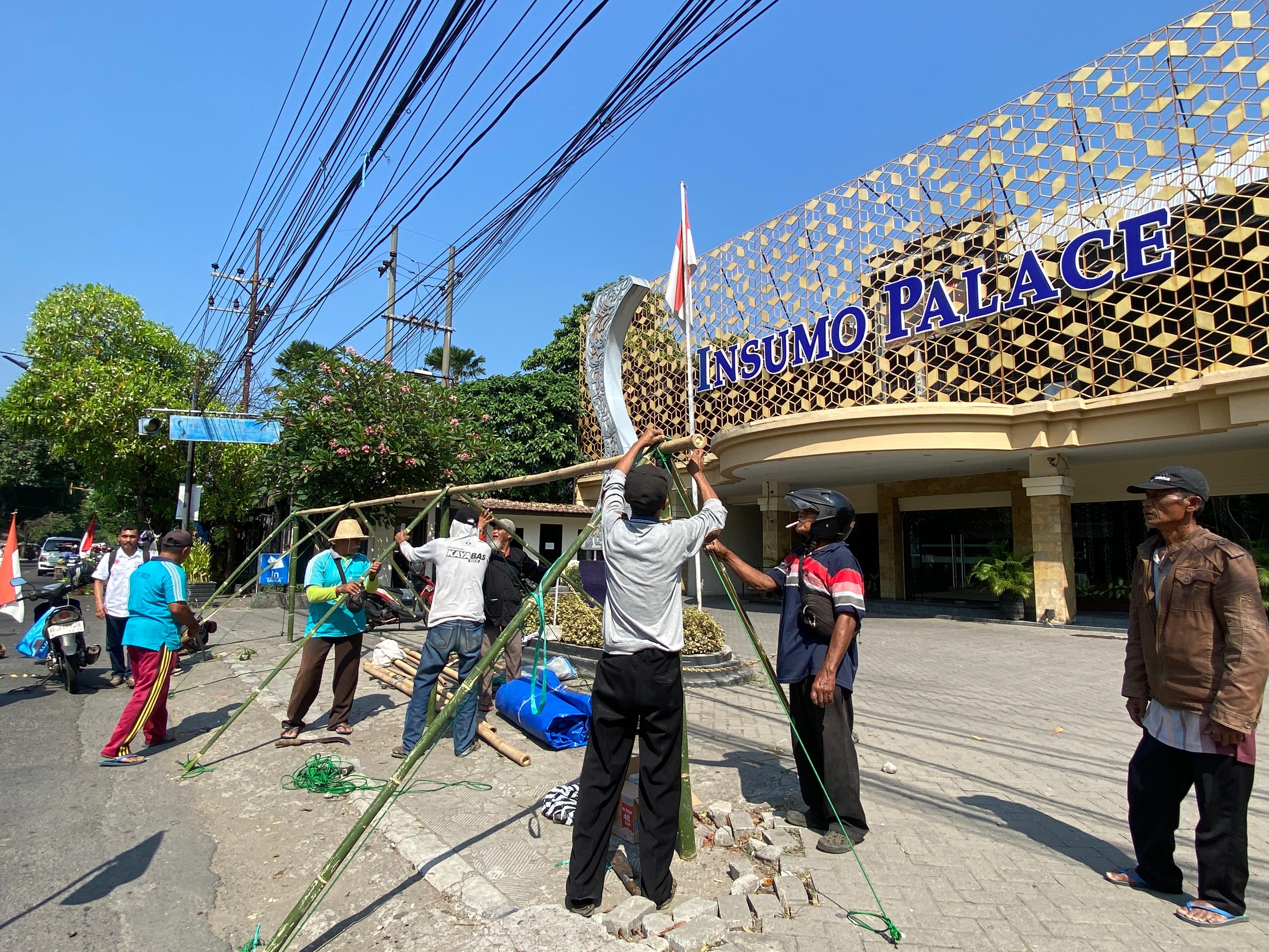 Sejumlah mantan karyawan PT Triple S Indosedulur membangun tenda di depan hotel Insumo Palace yang merupakan salah satu aset PT Triple S. Mereka menuntut agar perusahaan memberi pesangon yang layak.