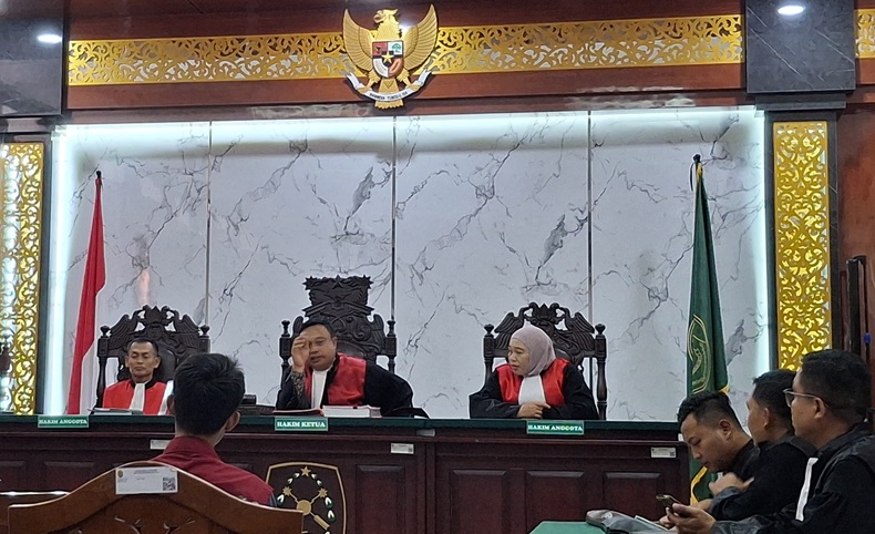 Suasana sidang kasus pembunuhan satu keluarga dengan terdakwa Yusa di PN Kabupaten Kediri.