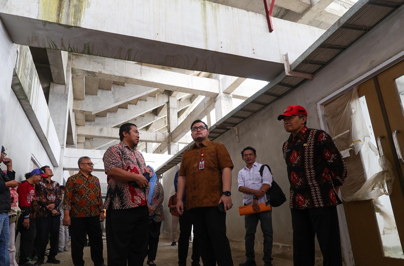 Bupati Dhito (tiga dari kanan) ketika meninjau lokasi Stadion Gelora Dhaha Jayati,