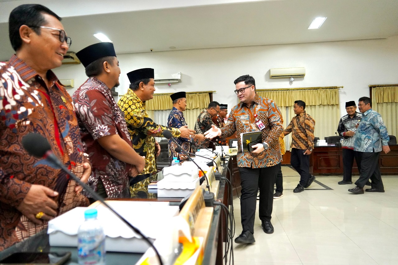 Mas Dhito meninggalkan gedung DPRD Kabupaten Kediri pada Selasa (1/7) malam usai memberi penjelasan nota keuangan RAPBD 2025 perubahan.