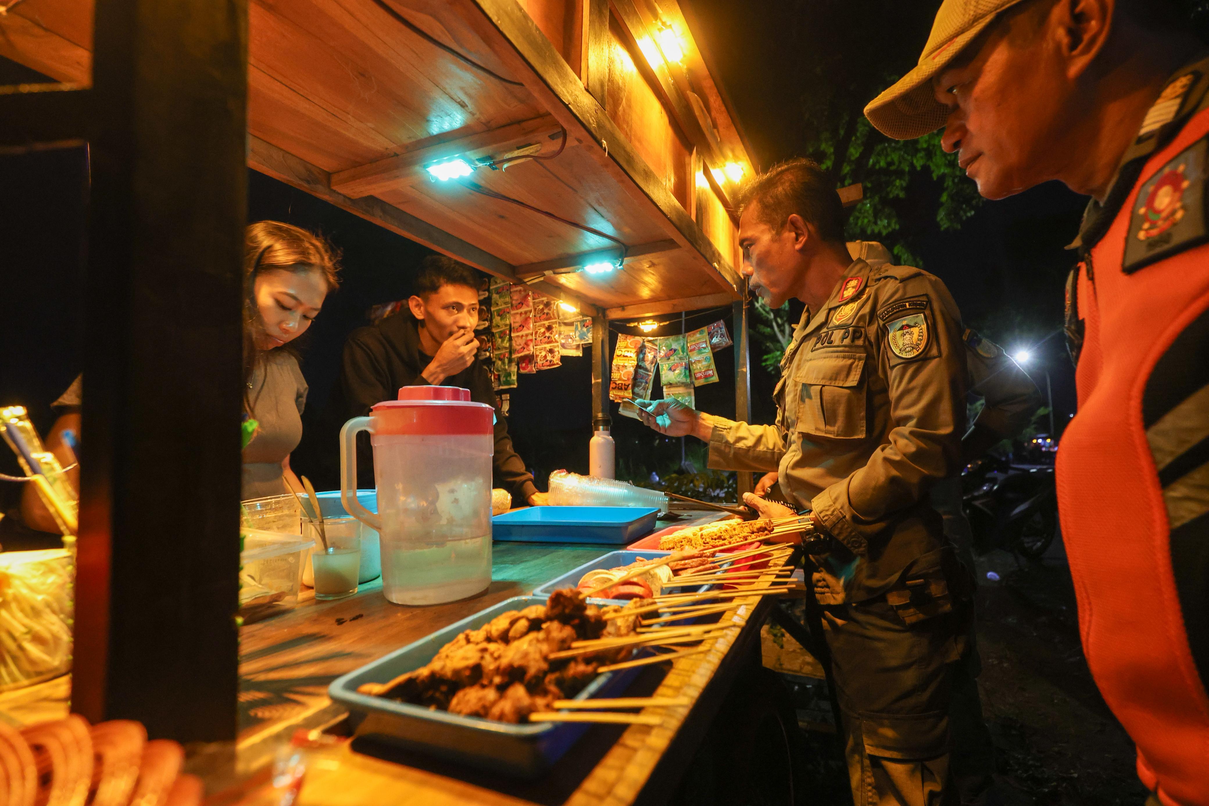 Petugas Satpol PP Kabupaten Kediri melakukan razia di kawasan Simpang Lima Gumul Kediri.