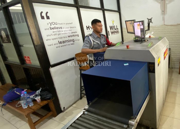 FOKUS: Petugas Lapas Kelas II A Kediri mengecek hasil scan barang bawaan dan makanan dari pengunjung sebelum diterima warga binaan.