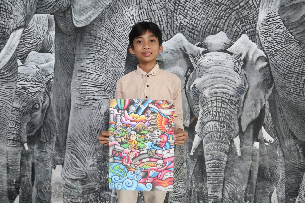 Nadim, pelukis cilik asal Kecamatan Wates menunjukkan salah satu karyanya. Siswa MTsN 9 Kediri itu langganan melukis tokoh-tokoh kenamaan.