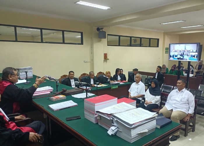 Pada Kamis (3/7), ketiga terdakwa menjalani sidang perdana di Pengadilan Tindak Pidana Korupsi (Tipikor) Surabaya.
