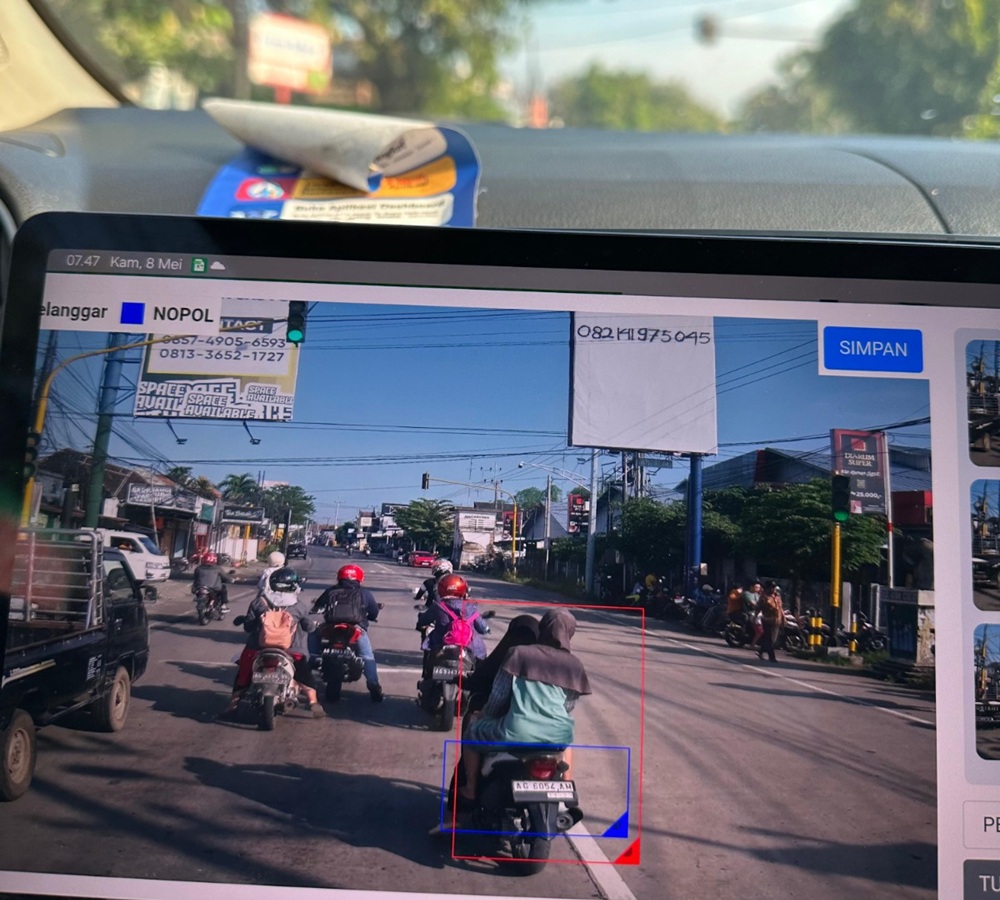 Tangkapan kamera polisi dari ETLE menunjukkan pengendara tanpa helm.