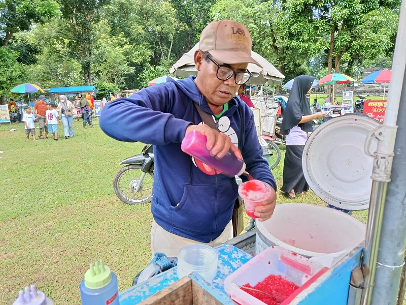 Es Serut jadul dijual dengan harga Rp 2 ribu per porsinya