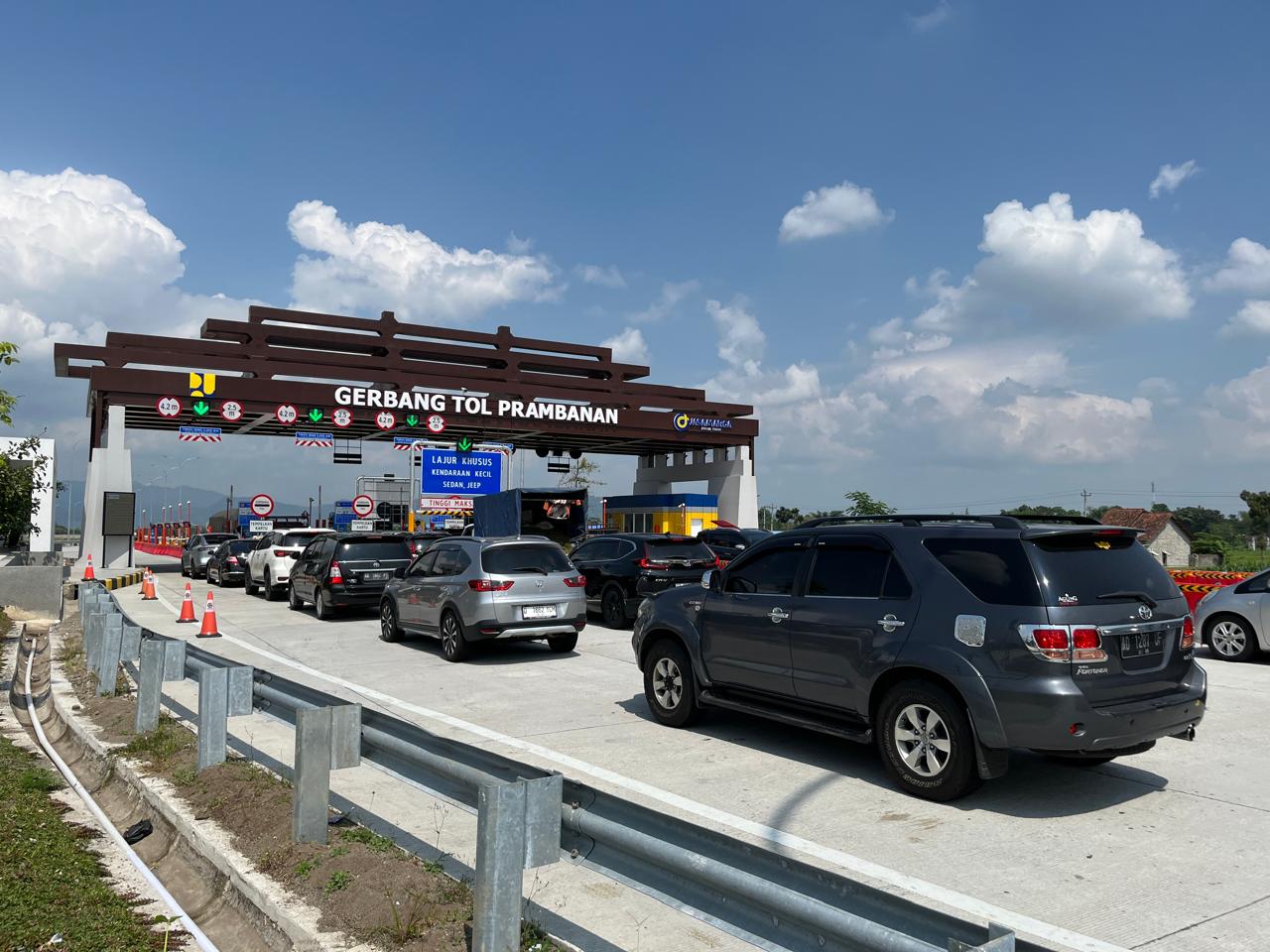 Jalan tol Solo-Yogyakarta segmen Klaten-Prambanan resmi beroperasi per 2 Juli 2025 sesuai Keputusan Menteri Pekerjaan Umum. 