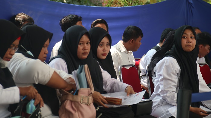 Honorer saat menjalani tes di SLG. Honorer R4 nasibnya masih terombang-ambing.