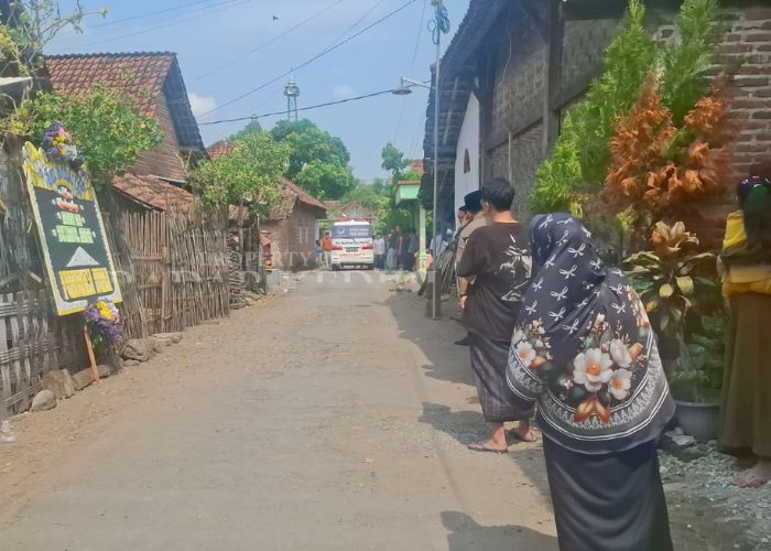TINGGAL NAMA: Ambulans yang membawa jenazah BA saat pulang ke rumah duka.
