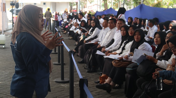 Honorer saat akan menjalani tes di SLG Kediri. Penyebab honorer R4 gagal PPPK Tahap 2 2024 karena hal ini.
