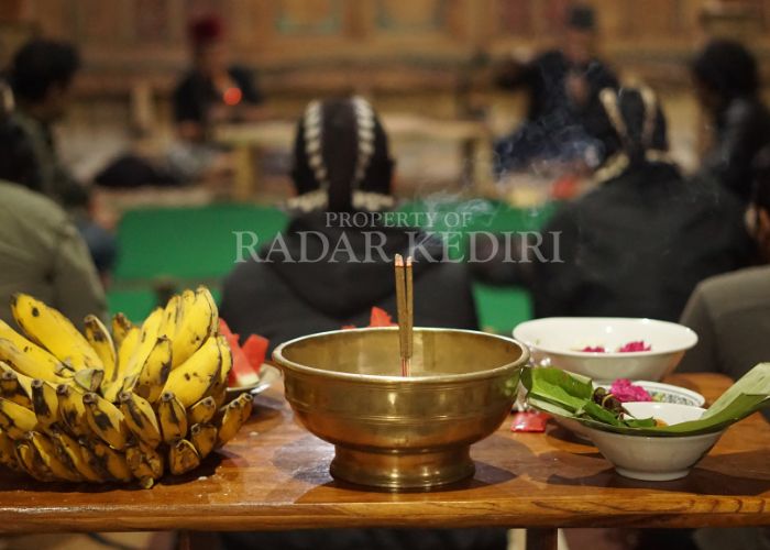 LESTARI: Tradisi Jawa saat menggelar ritual.