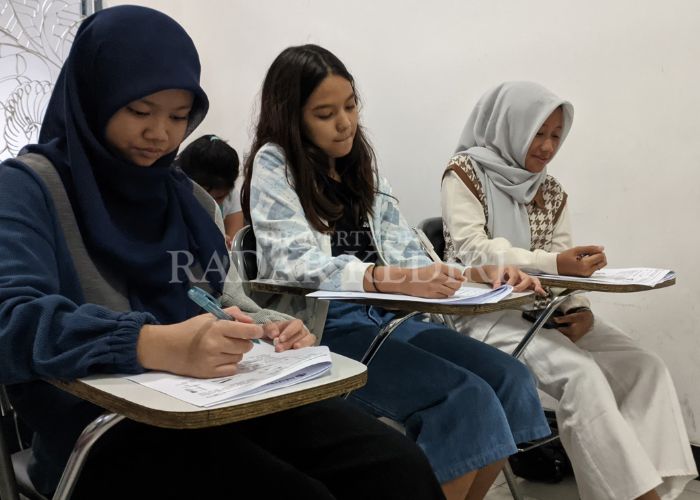SERIUS: Peserta bimbingan belajar Neutron Yogyakarta mengerjakan soal.