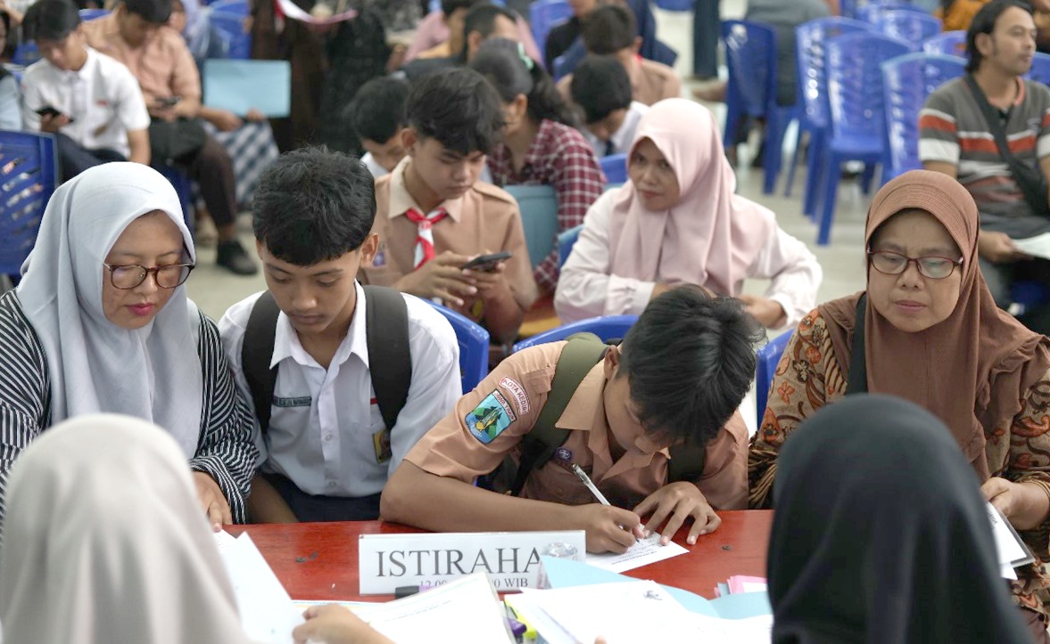 Siswa didampingi orang tua mendaftar ulang di SMKN 1 Kota Kediri