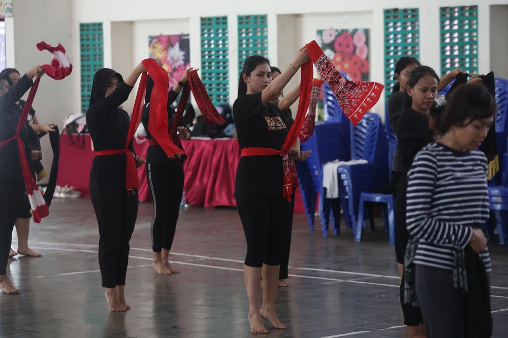 penari berlatih untuk tampil di carnival nite