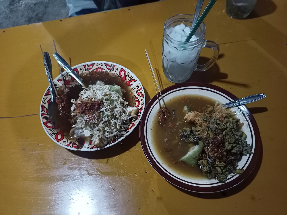 Tidak hanya lontong kupang, namun juga ada lontong balap yang tidak kalah enak untuk dicoba.