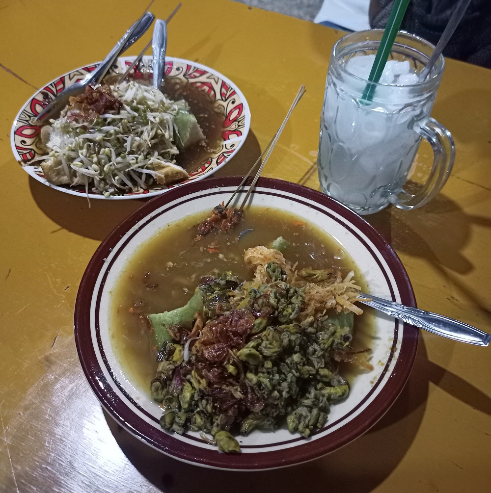 Lontong kupang adalah makanan khas Jawa Timur yang banyak ditemui di Sidoarjo
